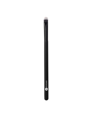 SUGAR Cosmetics - Blend Trend - 041 Flat Eyeshadow Brush - Soft, Synthetic Bristles and Wooden Handle